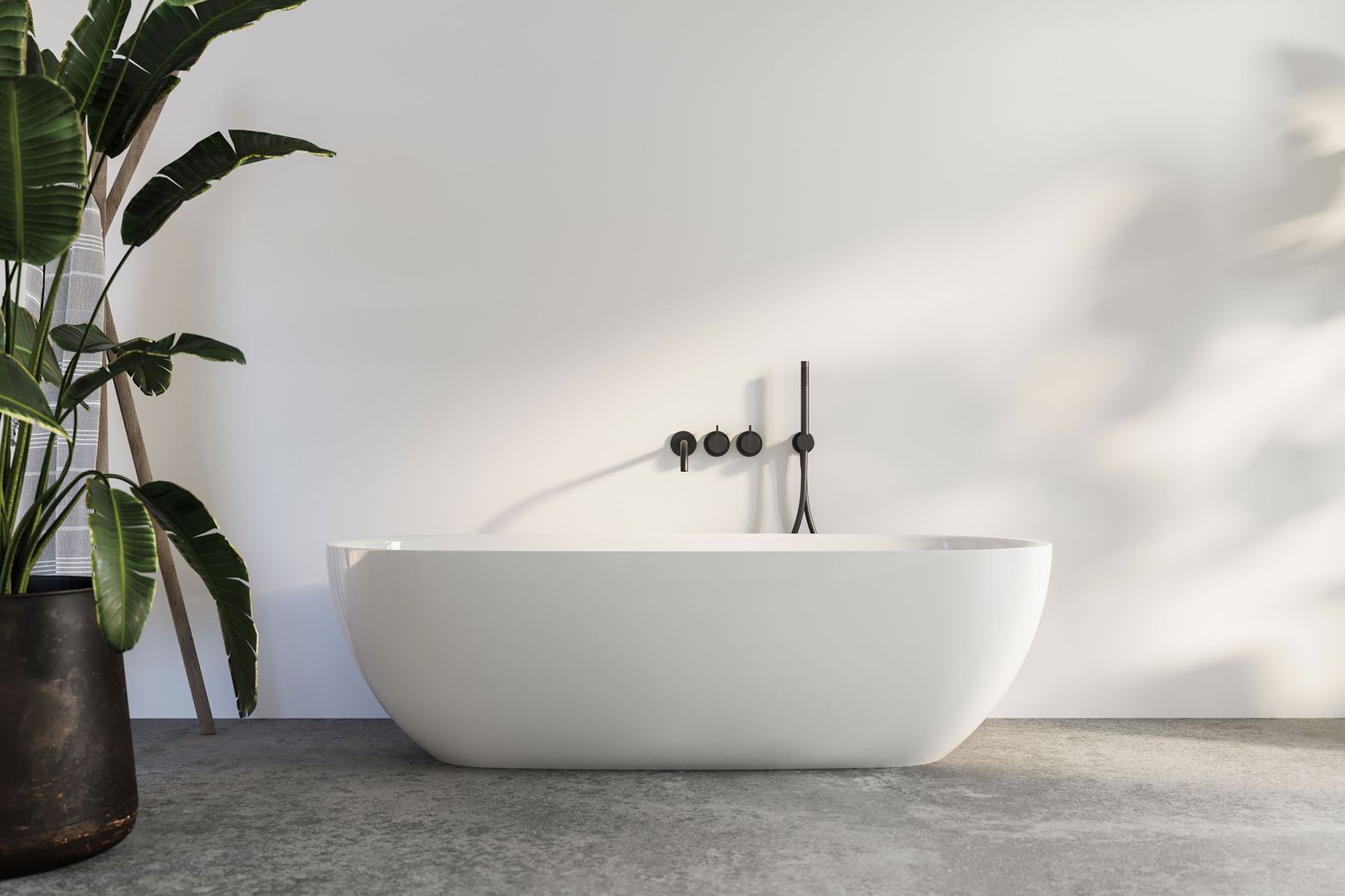 Eine weiße Badewanne in einem hellen Badezimmer
